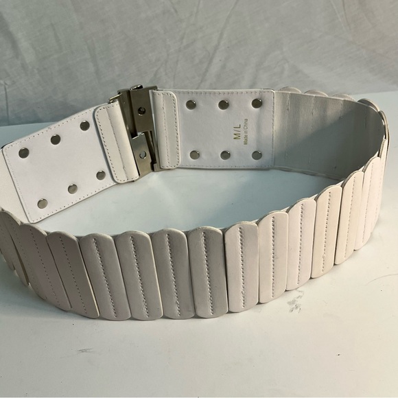 White elastic 3 inch wide belt with chrome buckle and accents - Picture 7 of 8
